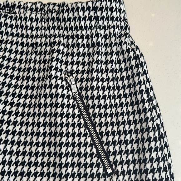 Hot topic - Picture 2 of 3